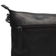 
Solid Antique Brass Hardware & Heavy-Duty Dual Zipper Detail on Faro Leren crossbodytas