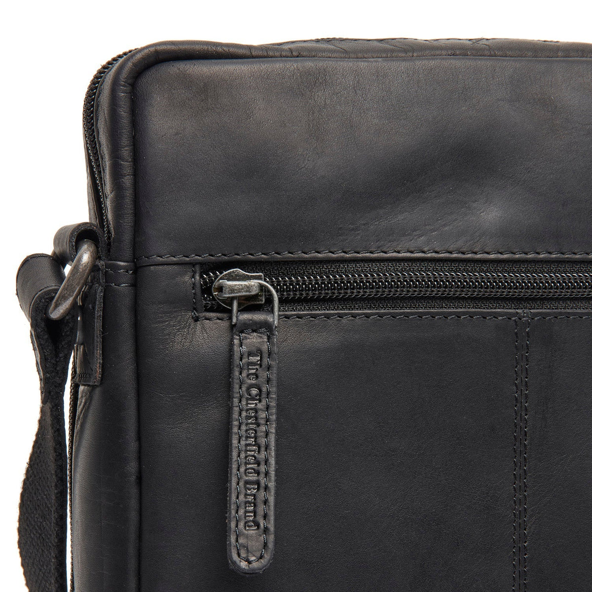 
Solid Antique Brass Hardware & Heavy-Duty Dual Zipper Detail on Montira Leren crossbodytas