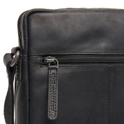 
Solid Antique Brass Hardware & Heavy-Duty Dual Zipper Detail on Montira Leren crossbodytas