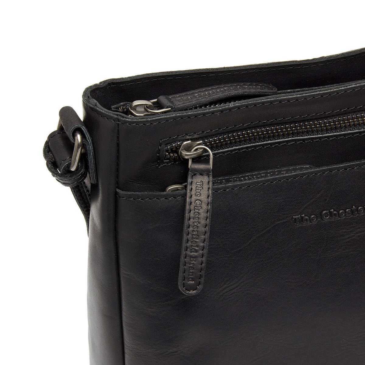 
Solid Antique Brass Hardware & Heavy-Duty Dual Zipper Detail on Mumbai Leren crossbodytas