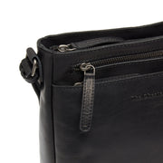
Solid Antique Brass Hardware & Heavy-Duty Dual Zipper Detail on Mumbai Leren crossbodytas