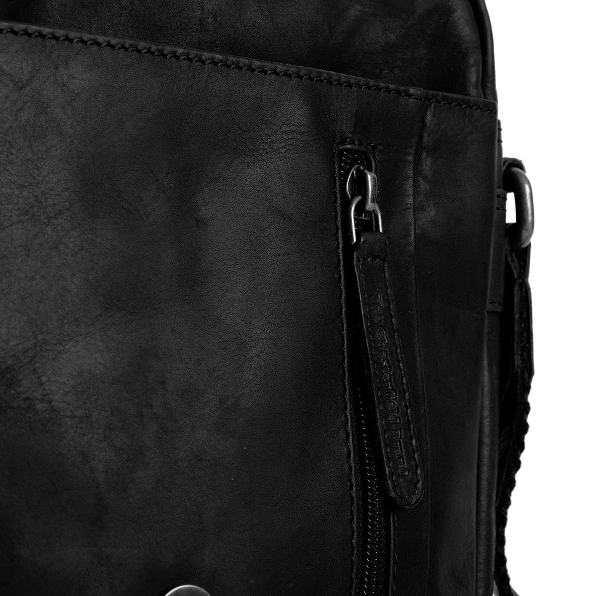 
Solid Antique Brass Hardware & Heavy-Duty Dual Zipper Detail on Remy Leren crossbodytas