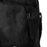 
Solid Antique Brass Hardware & Heavy-Duty Dual Zipper Detail on Remy Leren crossbodytas