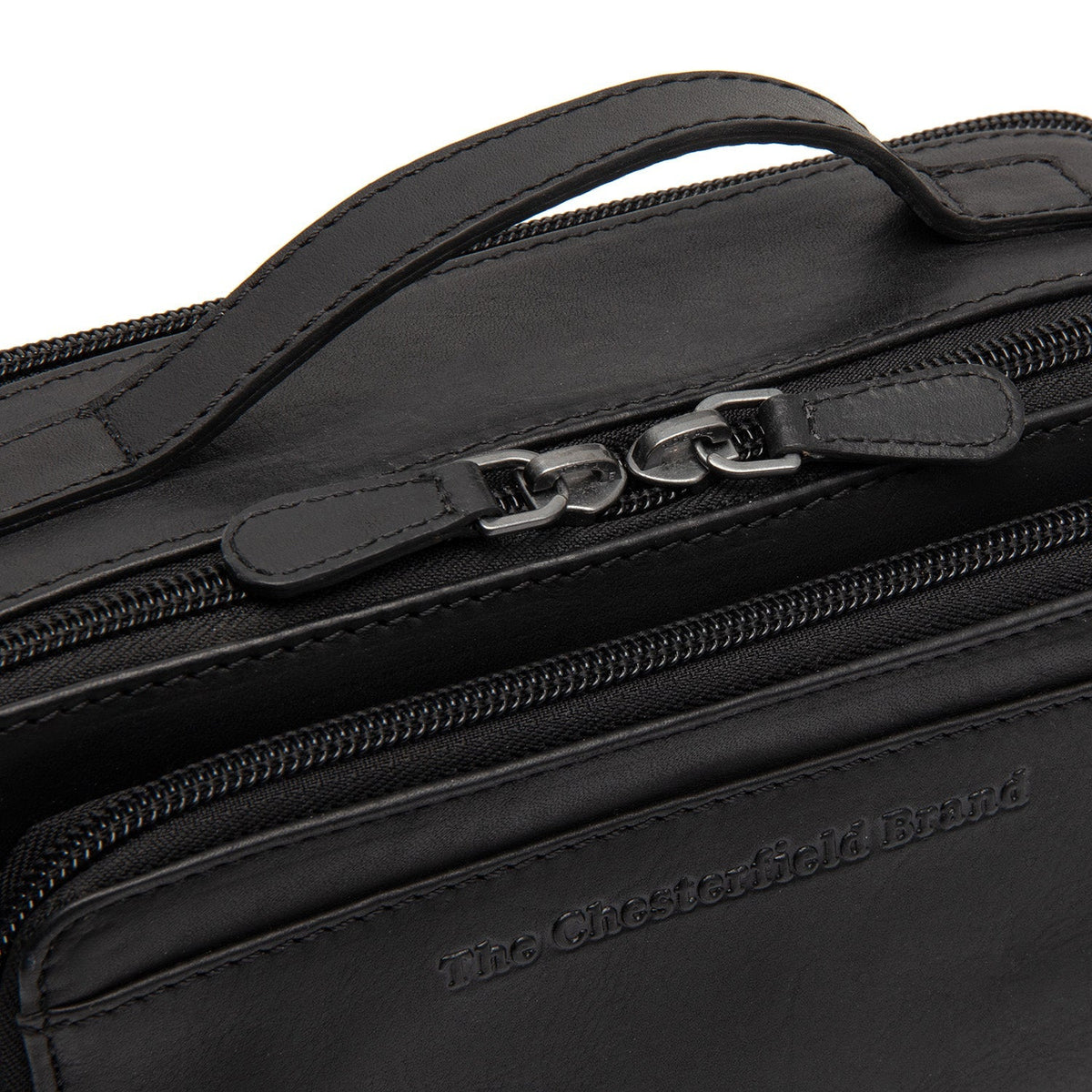 
Solid Antique Brass Hardware & Heavy-Duty Dual Zipper Detail on Rovon Leren crossbodytas