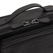 
Solid Antique Brass Hardware & Heavy-Duty Dual Zipper Detail on Rovon Leren crossbodytas