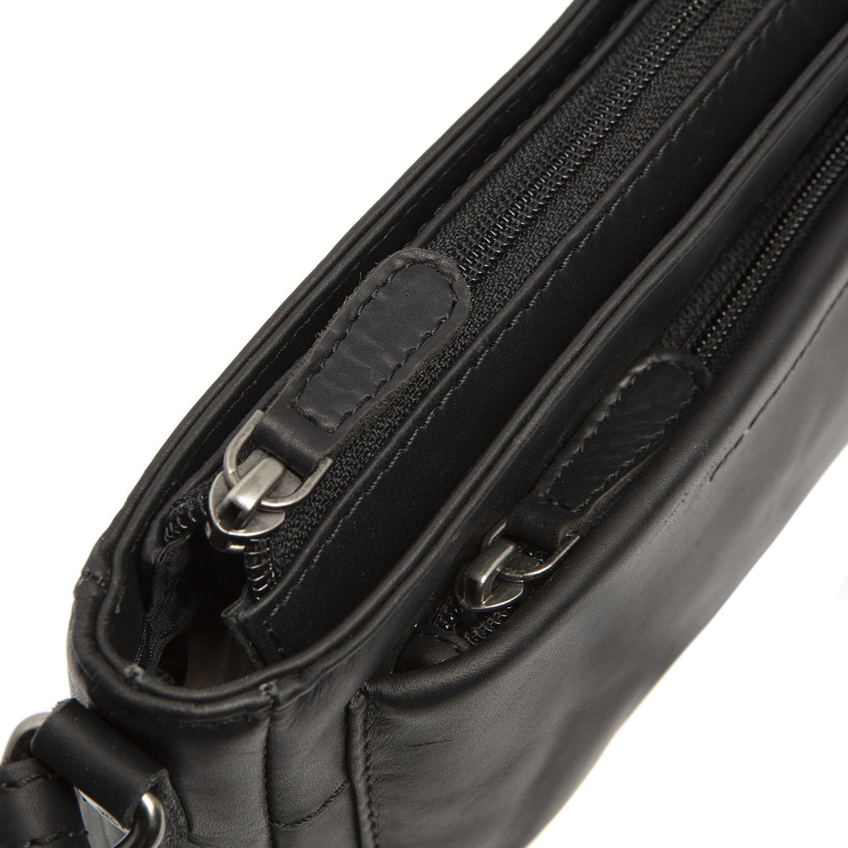 
Solid Antique Brass Hardware & Heavy-Duty Dual Zipper Detail on Southampton Leren crossbodytas