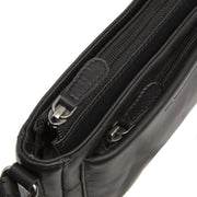
Solid Antique Brass Hardware & Heavy-Duty Dual Zipper Detail on Southampton Leren crossbodytas