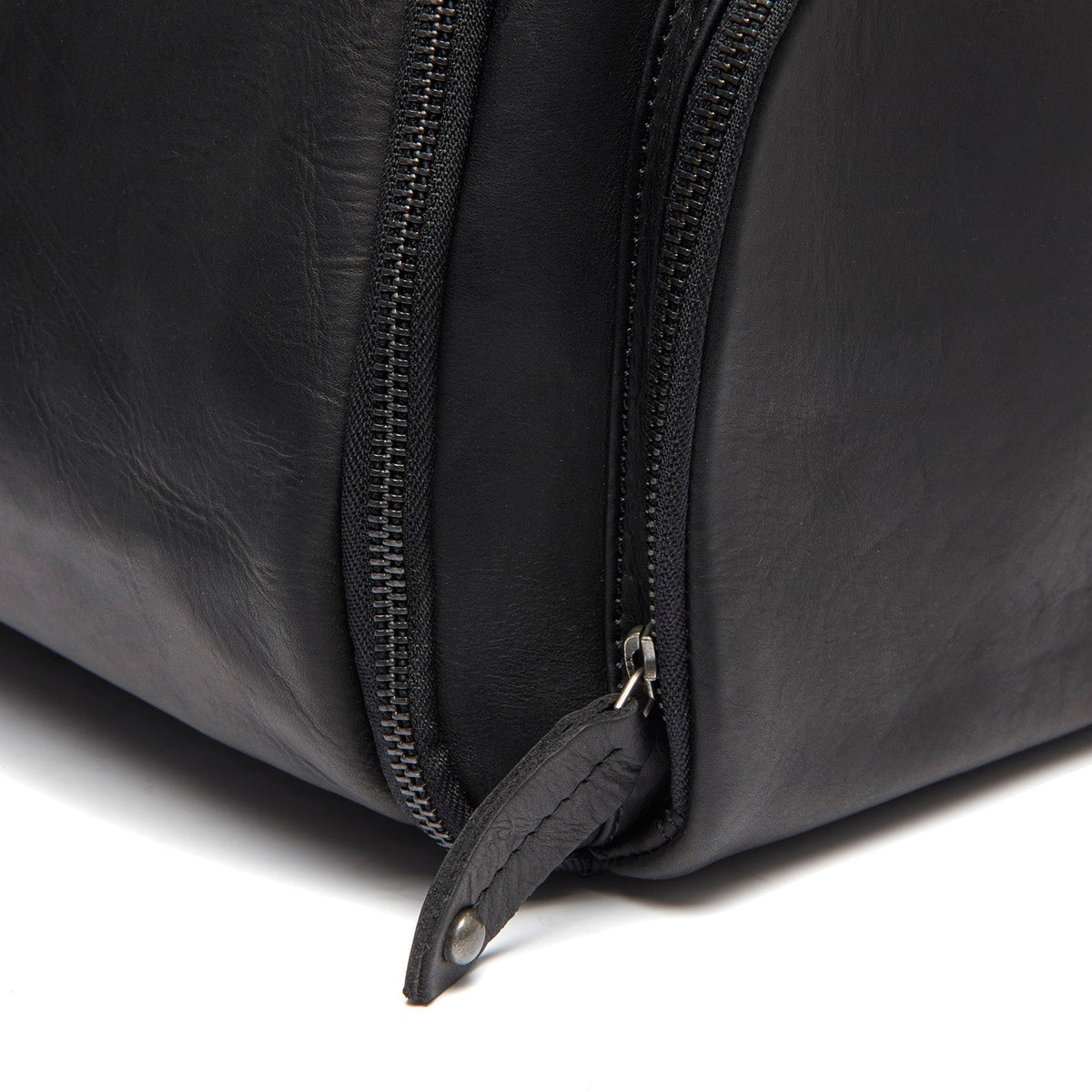 Leather Garment Bag Finlay voor Dames - Lateral Side Profile View Showing Sleeve Cut &amp; Athletic Taper Fit