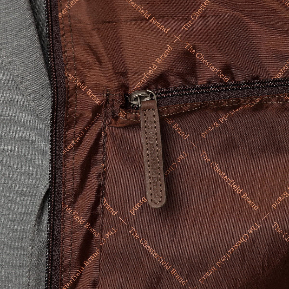 Styled Fit Perspective of Leather Garment Bag Josh voor Dames on Model - Natural Daylight Drape