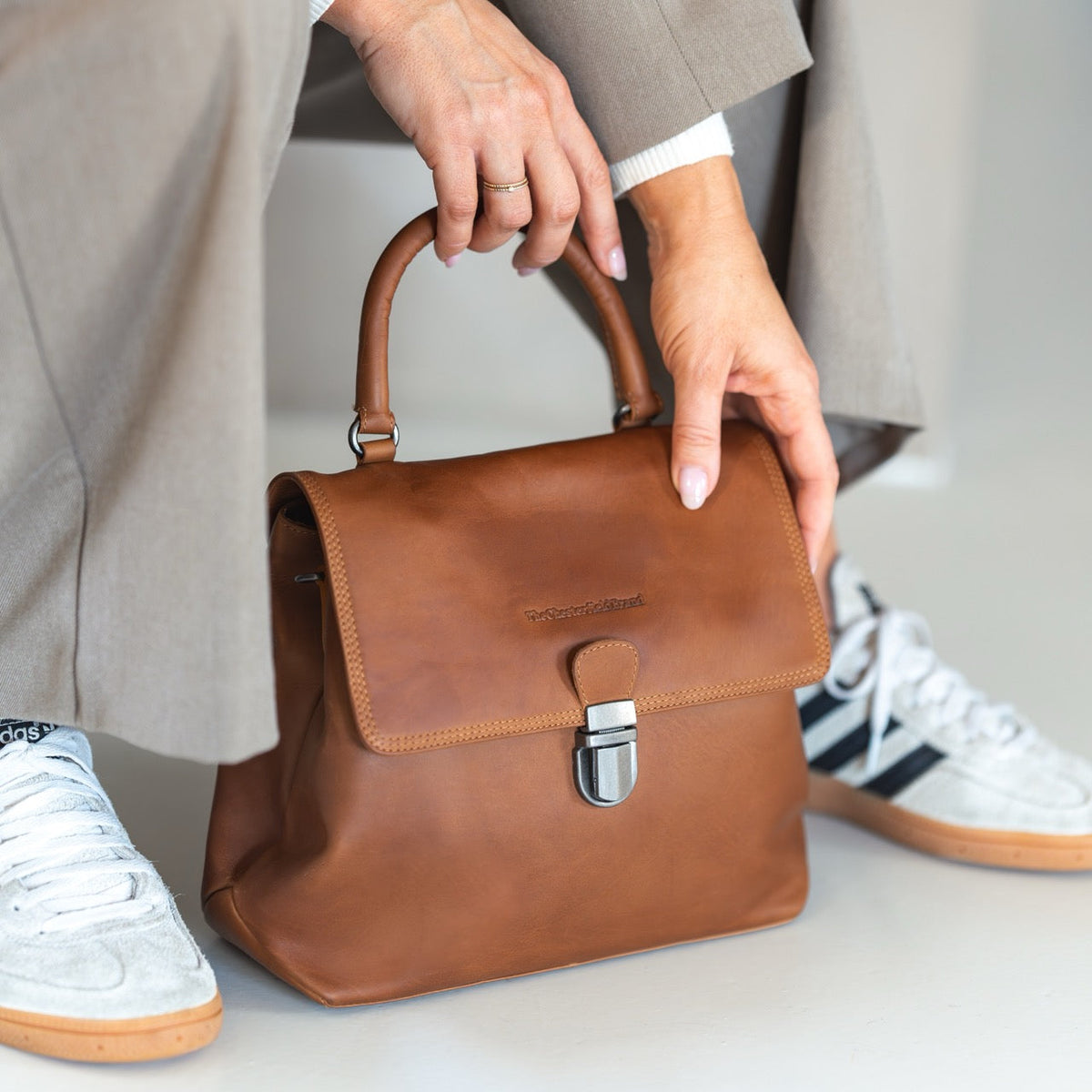 Styled Fit Perspective of Angera Full-Grain Leather Handbag voor Dames on Model - Natural Daylight Drape