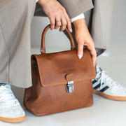 Styled Fit Perspective of Angera Full-Grain Leather Handbag voor Dames on Model - Natural Daylight Drape
