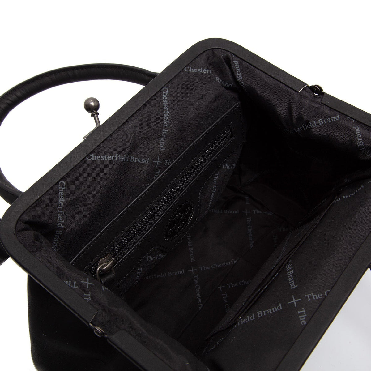 Close-Up Detail of Classic Collar &amp; Heavy-Duty Zipper Hardware on Chili Full-Grain Leather Handbag voor Dames