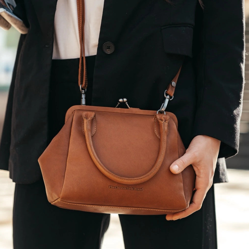 Tailored Rib Cuffs &amp; Hem Craftsmanship Construction Detail on Chili Full-Grain Leather Handbag voor Dames