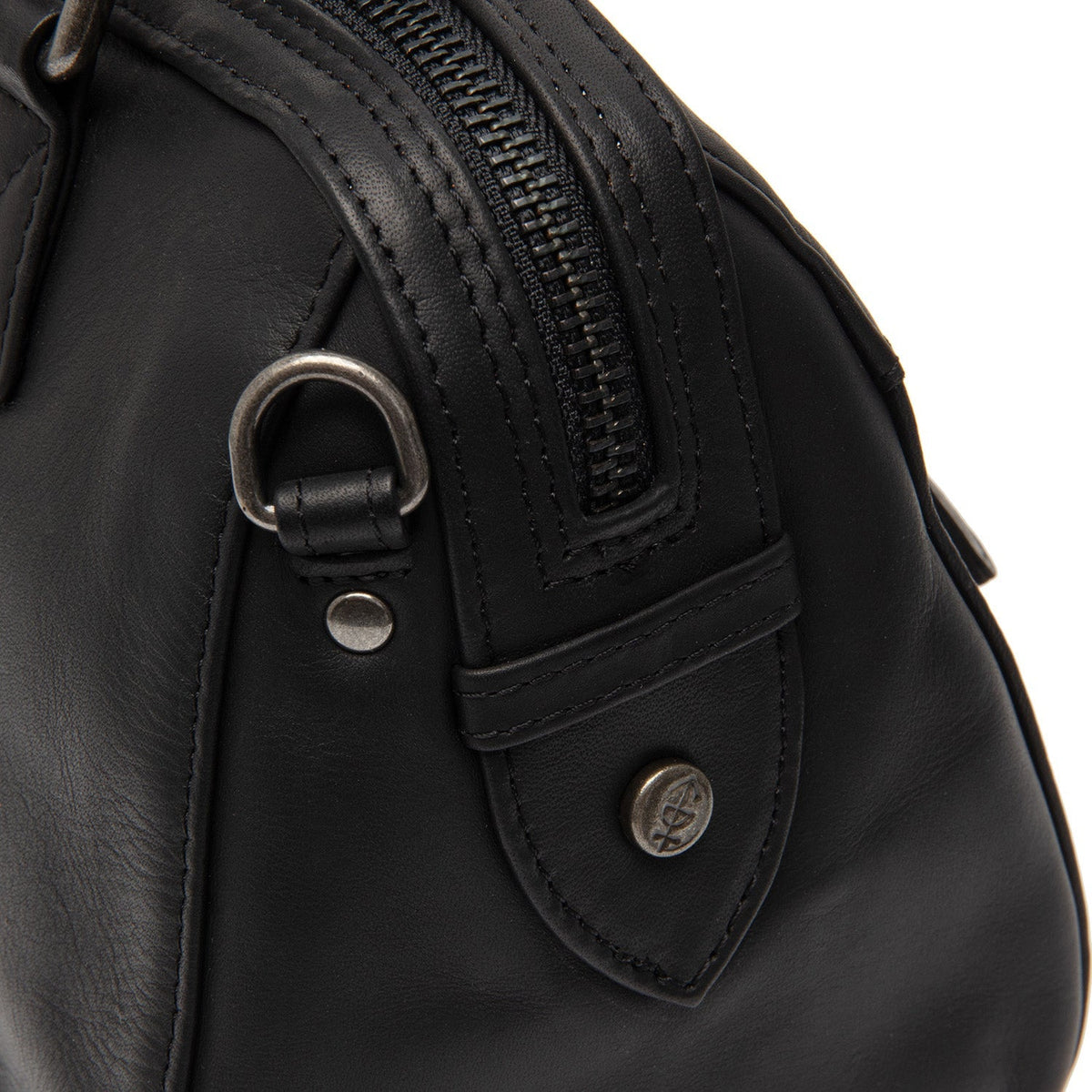 Close-Up Detail of Classic Collar &amp; Heavy-Duty Zipper Hardware on Dalford Full-Grain Leather Handbag voor Dames