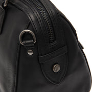 Close-Up Detail of Classic Collar &amp; Heavy-Duty Zipper Hardware on Dalford Full-Grain Leather Handbag voor Dames