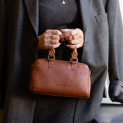 Styled Fit Perspective of Dalford Full-Grain Leather Handbag voor Dames on Model - Natural Daylight Drape