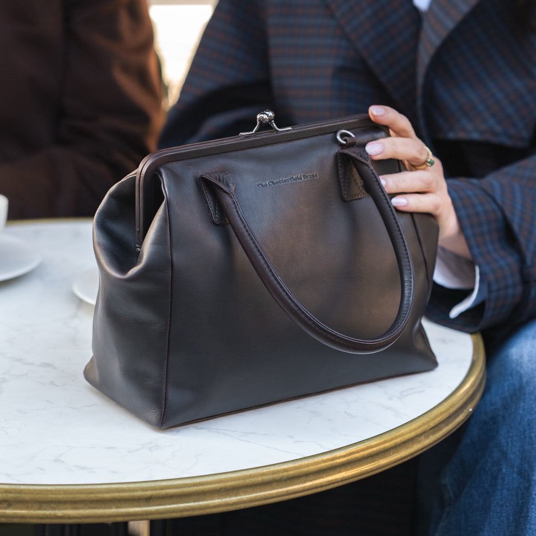 Styled Fit Perspective of Dorin Full-Grain Leather Handbag voor Dames on Model - Natural Daylight Drape