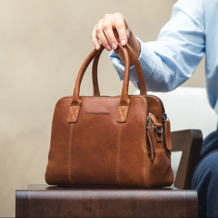 Styled Fit Perspective of Ezra Full-Grain Leather Handbag voor Dames on Model - Natural Daylight Drape