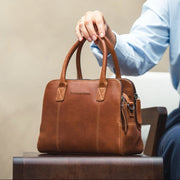 Styled Fit Perspective of Ezra Full-Grain Leather Handbag voor Dames on Model - Natural Daylight Drape