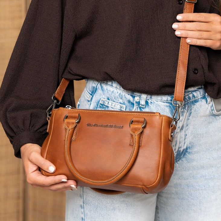 Styled Fit Perspective of Fenja Full-Grain Leather Handbag voor Dames on Model - Natural Daylight Drape