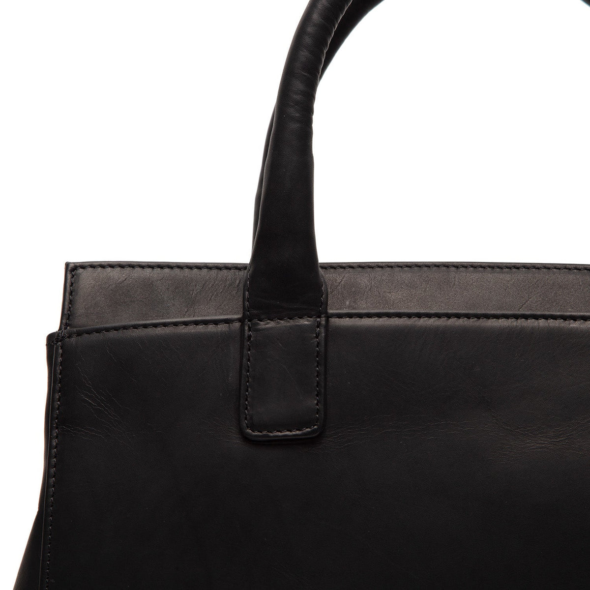 Detailopname of Classic Collar & Heavy-Duty Zipper Hardware on Garda Full-Grain Leather Handbag