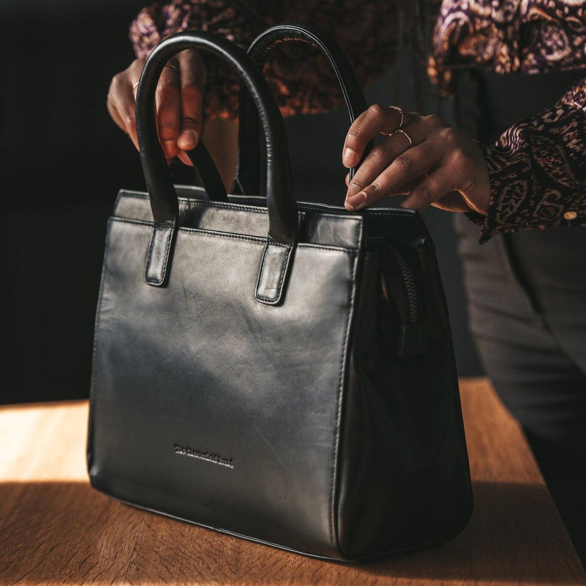Garda Full-Grain Leather Handbag - Zijaanzicht met ergonomische mouwsnede