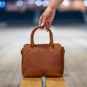 Styled Fit Perspective of Hermosa Full-Grain Leather Handbag voor Dames on Model - Natural Daylight Drape