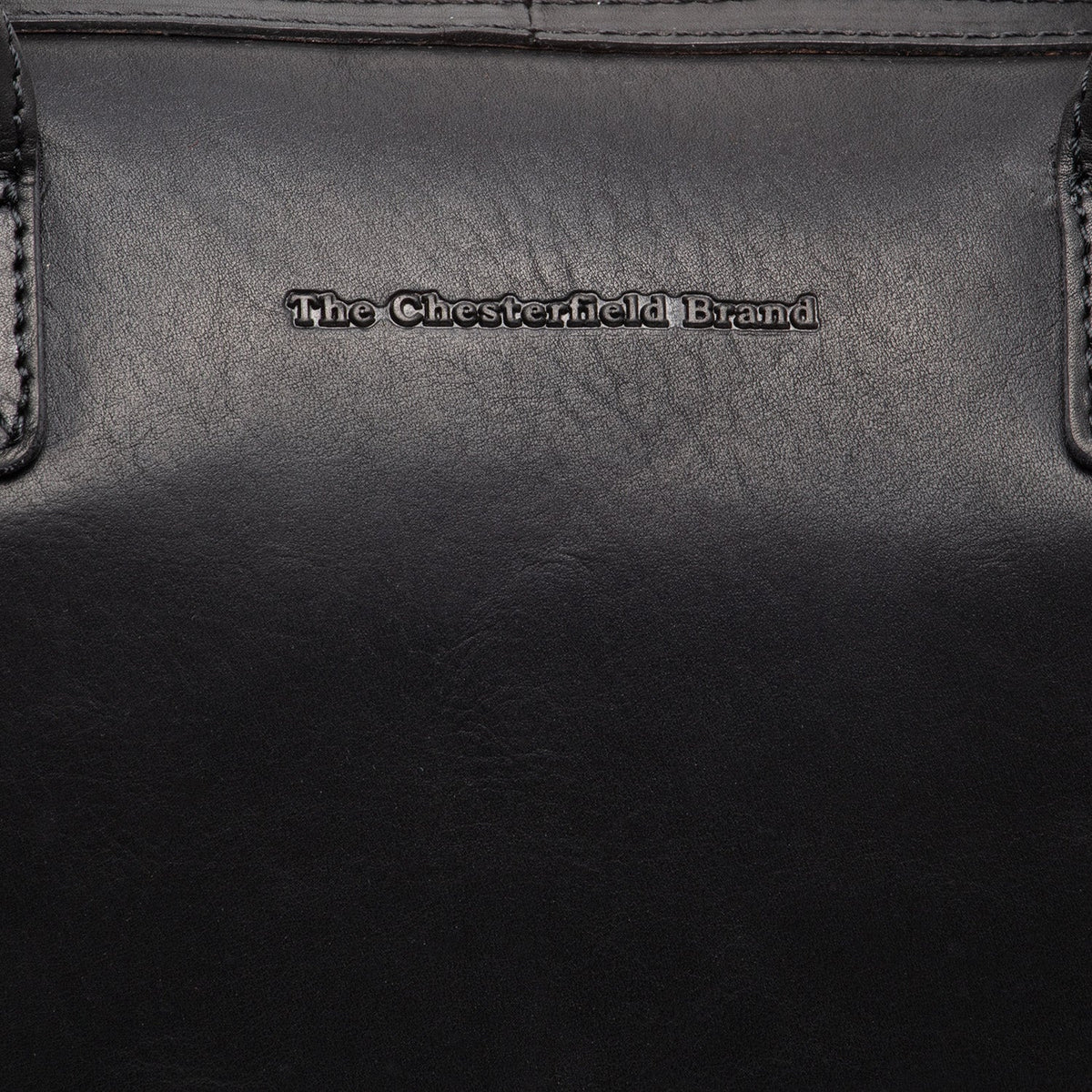 Close-Up Detail of Classic Collar &amp; Heavy-Duty Zipper Hardware on Langton Full-Grain Leather Handbag voor Dames