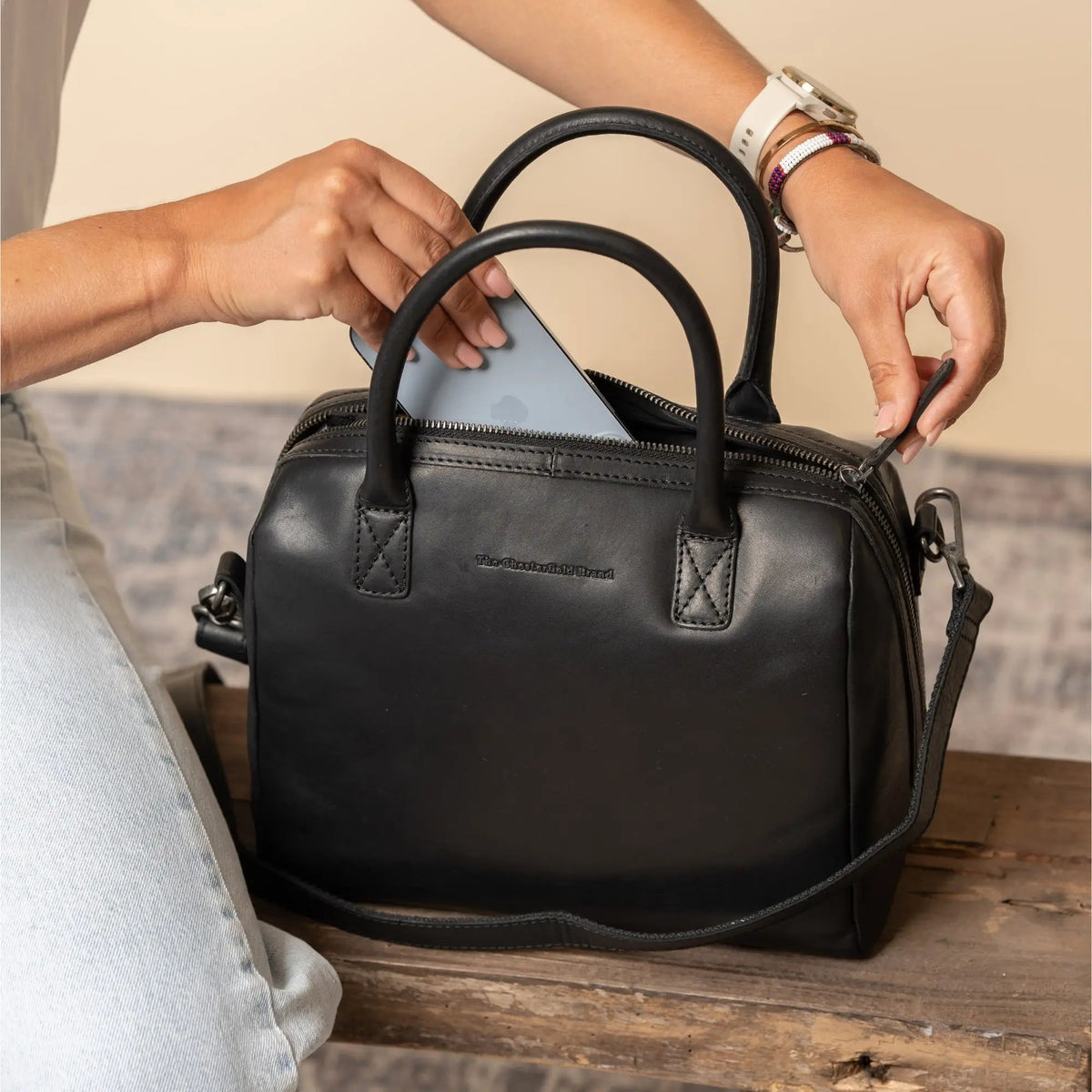 Langton Full-Grain Leather Handbag voor Dames - Lateral Side Profile View Showing Sleeve Cut &amp; Athletic Taper Fit