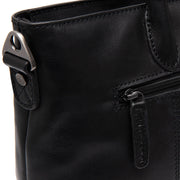 Close-Up Detail of Classic Collar &amp; Heavy-Duty Zipper Hardware on Pergamino Full-Grain Leather Handbag voor Dames