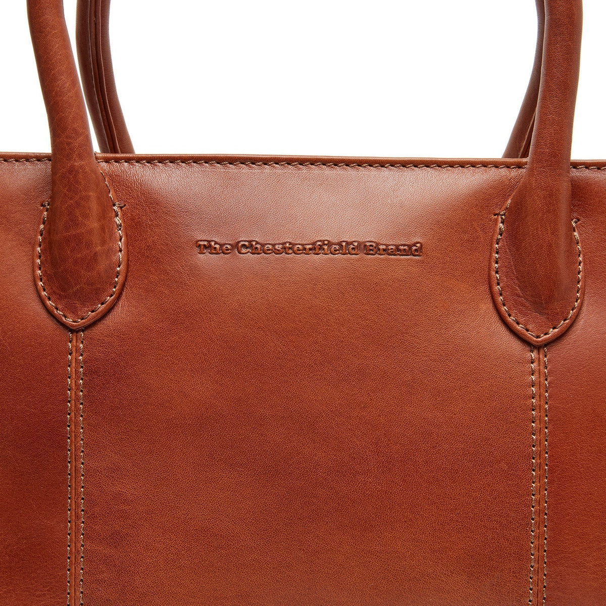 Styled Fit Perspective of Pergamino Full-Grain Leather Handbag voor Dames on Model - Natural Daylight Drape