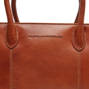 Styled Fit Perspective of Pergamino Full-Grain Leather Handbag voor Dames on Model - Natural Daylight Drape