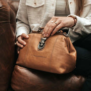 Tailored Rib Cuffs &amp; Hem Craftsmanship Construction Detail on Rachael Full-Grain Leather Handbag voor Dames