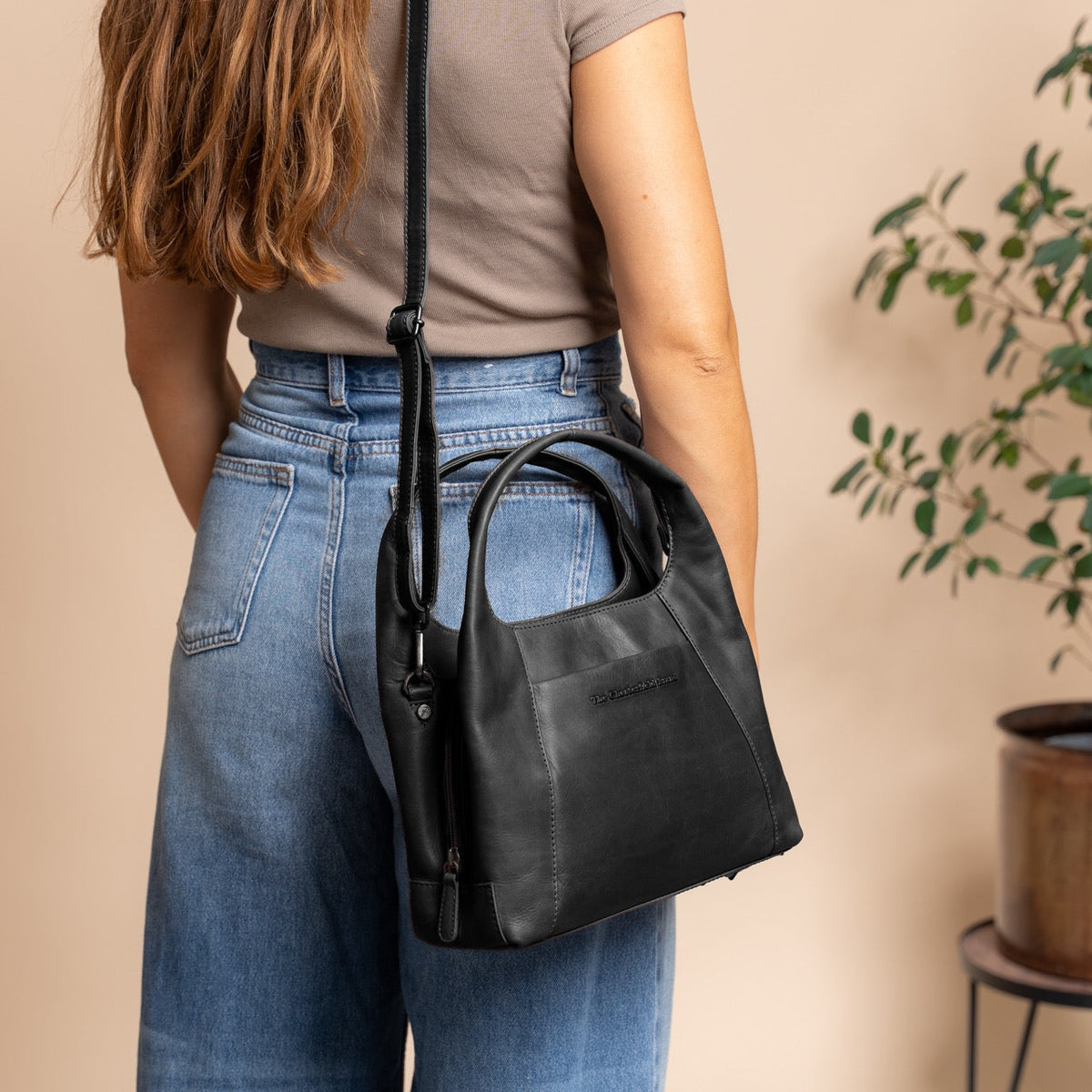 Salina Full-Grain Leather Handbag voor Dames - Lateral Side Profile View Showing Sleeve Cut &amp; Athletic Taper Fit