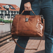 Styled Fit Perspective of Shaun Full-Grain Leather Handbag voor Dames on Model - Natural Daylight Drape