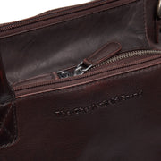 Styled Fit Perspective of Solvin Full-Grain Leather Handbag voor Dames on Model - Natural Daylight Drape