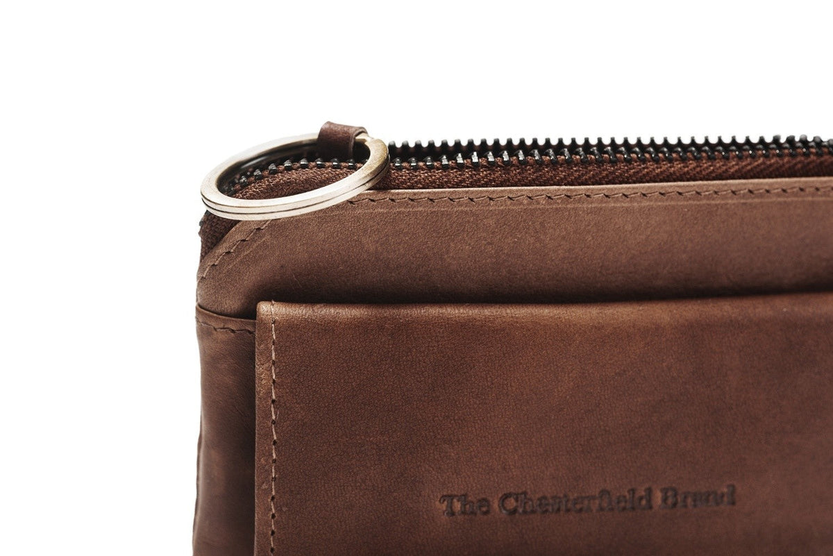 Styled Fit Perspective of Oliver Full-Grain Leather Key Case voor Dames on Model - Natural Daylight Drape