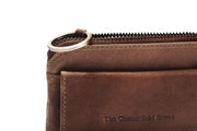 Styled Fit Perspective of Oliver Full-Grain Leather Key Case voor Dames on Model - Natural Daylight Drape