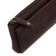 Styled Fit Perspective of Violette Full-Grain Leather Key Case voor Dames on Model - Natural Daylight Drape