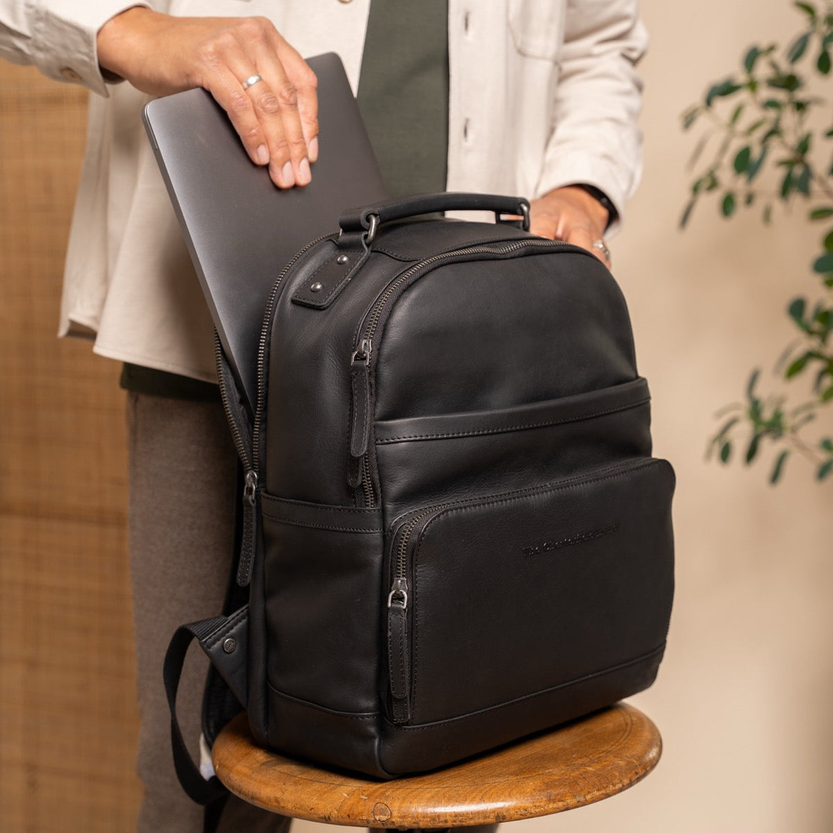 Austin Full-Grain Leather Laptop Backpack voor Dames - Structured Side Profile Showing Gusset Depth &amp; Expansion Capacity