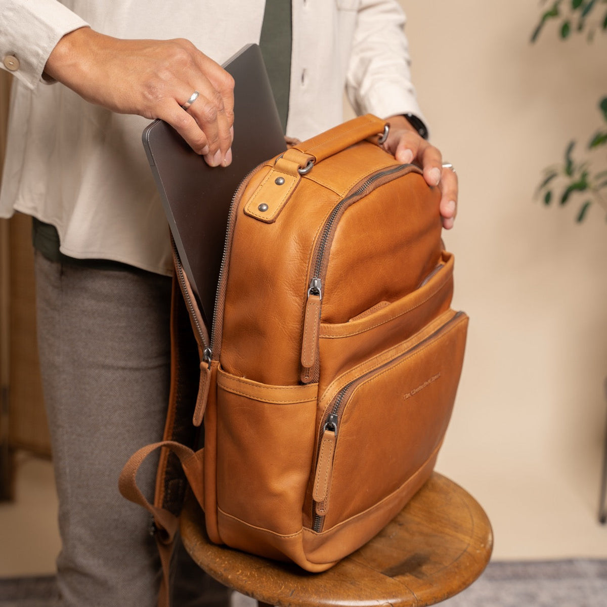Austin Full-Grain Leather Laptop Backpack voor Dames – alternate product view 3
