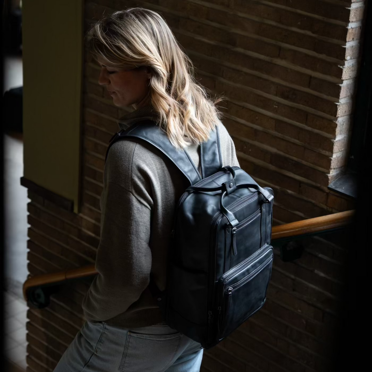 Calden Full-Grain Leather Laptop Backpack voor Dames - Structured Side Profile Showing Gusset Depth &amp; Expansion Capacity