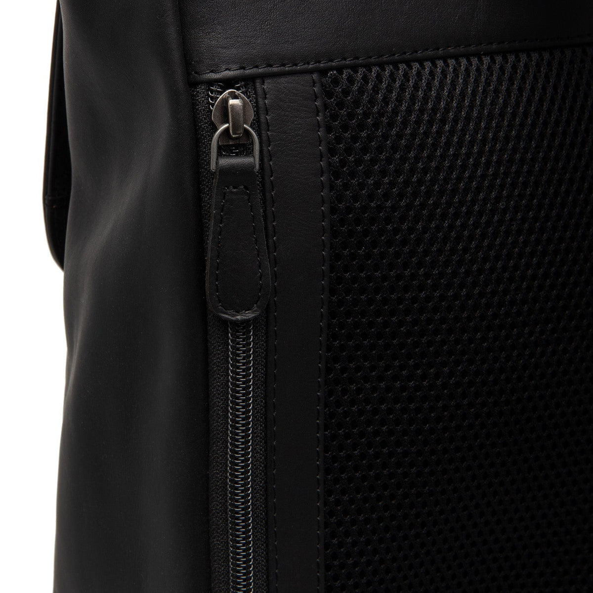 Solid Antique Brass Hardware &amp; Heavy-Duty Dual Zipper Detail on Farrow Full-Grain Leather Laptop Backpack voor Dames