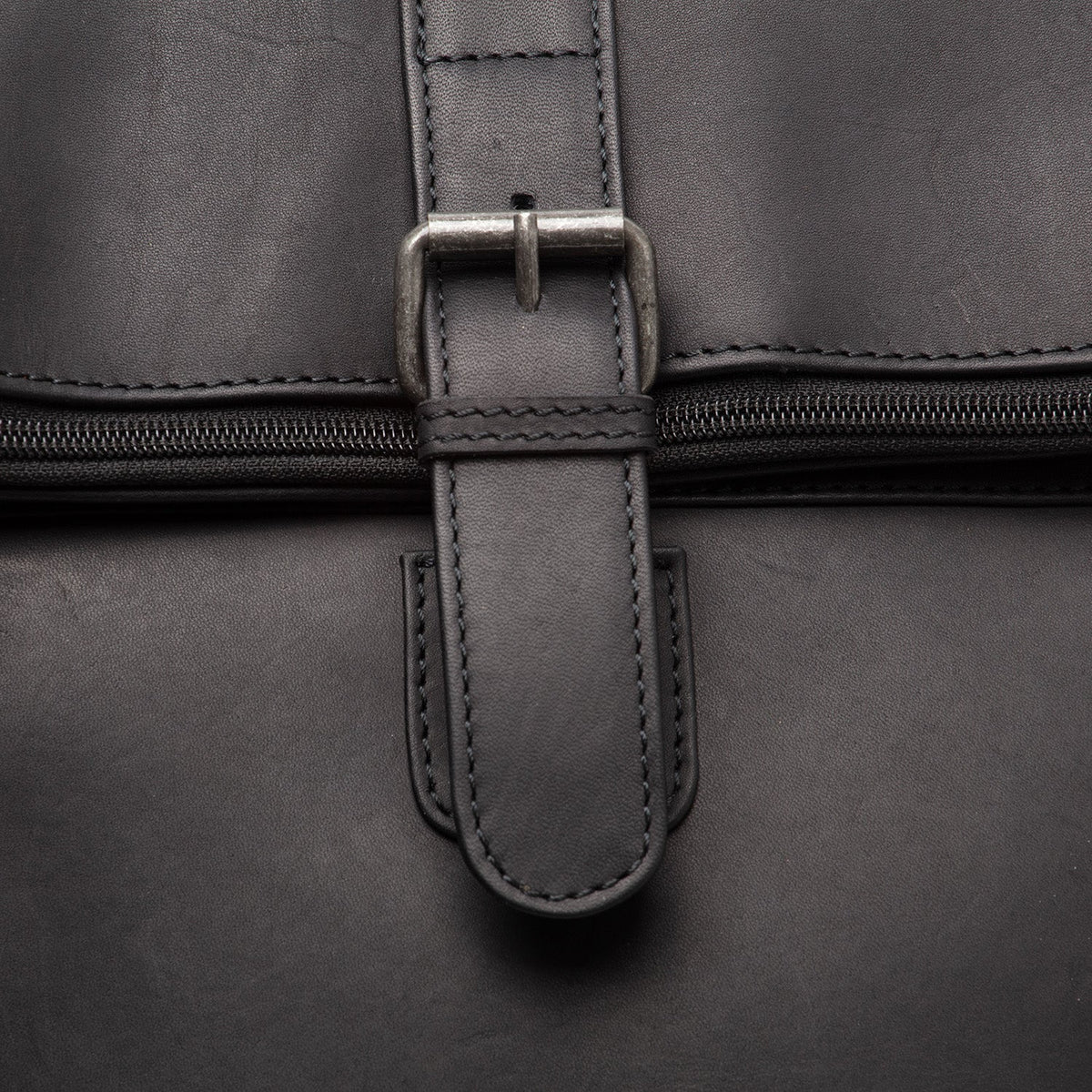 Solid Antique Brass Hardware &amp; Heavy-Duty Dual Zipper Detail on Larsson Full-Grain Leather Laptop Backpack voor Dames