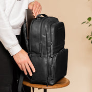 Lennox Full-Grain Leather Laptop Backpack voor Dames - Structured Side Profile Showing Gusset Depth &amp; Expansion Capacity