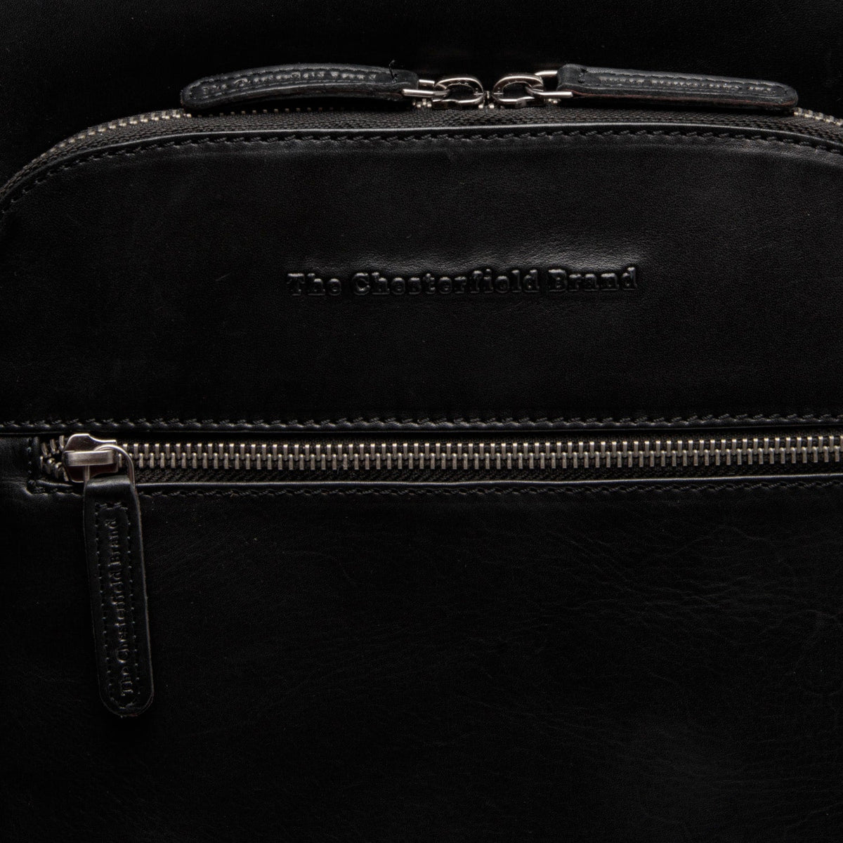 Solid Antique Brass Hardware &amp; Heavy-Duty Dual Zipper Detail on Maggiore Full-Grain Leather Laptop Backpack voor Heren