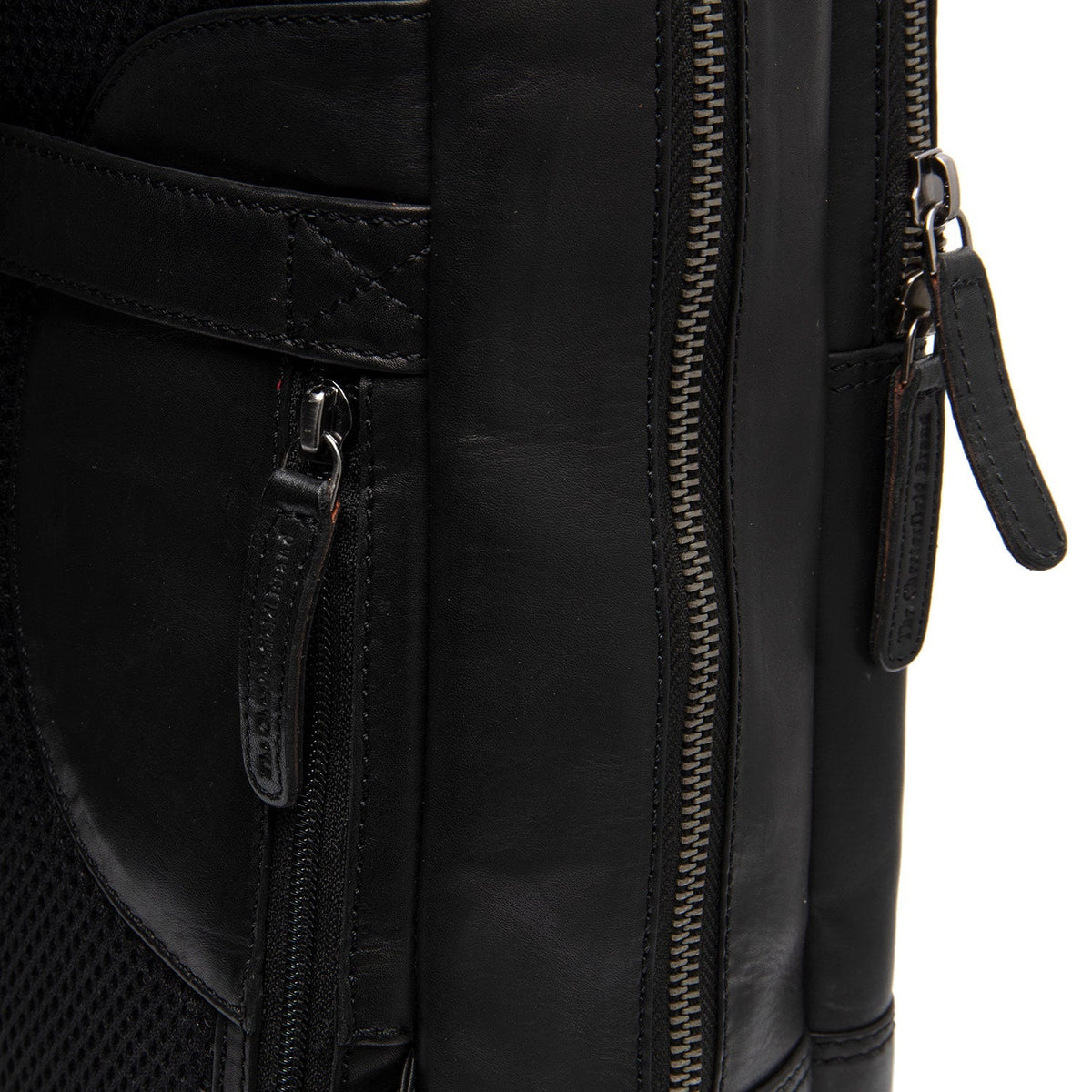 
Solid Antique Brass Hardware & Heavy-Duty Dual Zipper Detail on Nicola Leren laptoprugzak