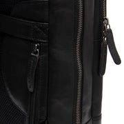 
Solid Antique Brass Hardware & Heavy-Duty Dual Zipper Detail on Nicola Leren laptoprugzak