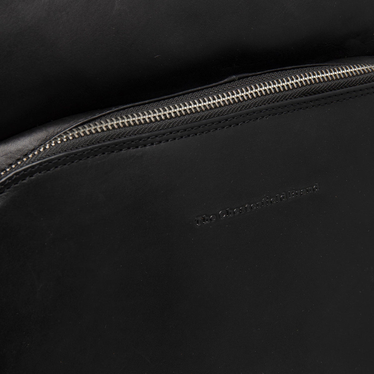 
Binnenweergave Showing Dedicated Padded Laptop Sleeve & Multi-Compartment Organization