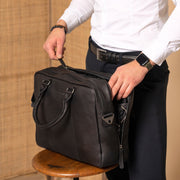 Boston Full-Grain Leather Laptop Bag voor Heren - Structured Side Profile Showing Gusset Depth &amp; Expansion Capacity
